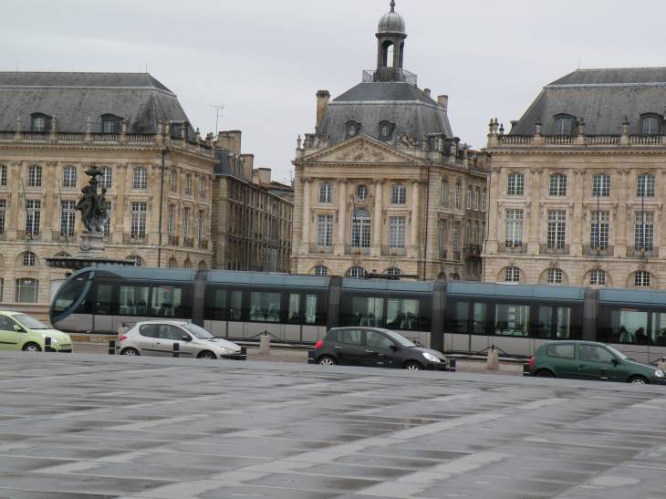  un tramway passant place de la Bourse